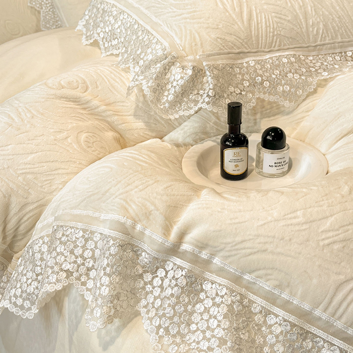 91家纺网 家纺一手货源 找家纺 爱家（原缔乐家纺） 2025新款A类牛奶雕花绒四件套系列 锦羽-奶昔白