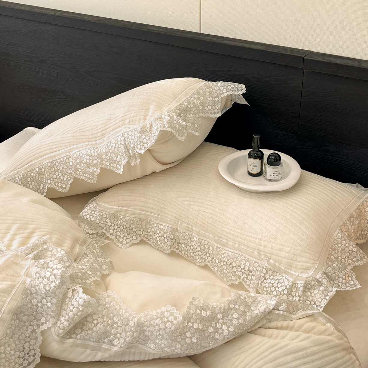 91家纺网 家纺一手货源 找家纺 爱家（原缔乐家纺） 2025新款A类牛奶雕花绒四件套系列 维多利奶昔白