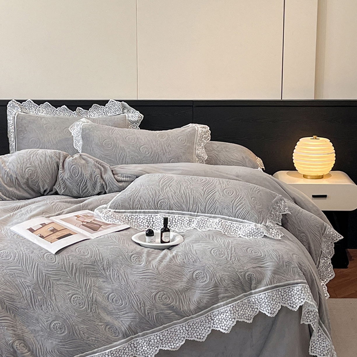 91家纺网 家纺一手货源 找家纺 爱家（原缔乐家纺） 2025新款A类牛奶雕花绒四件套系列 锦羽-高雅灰