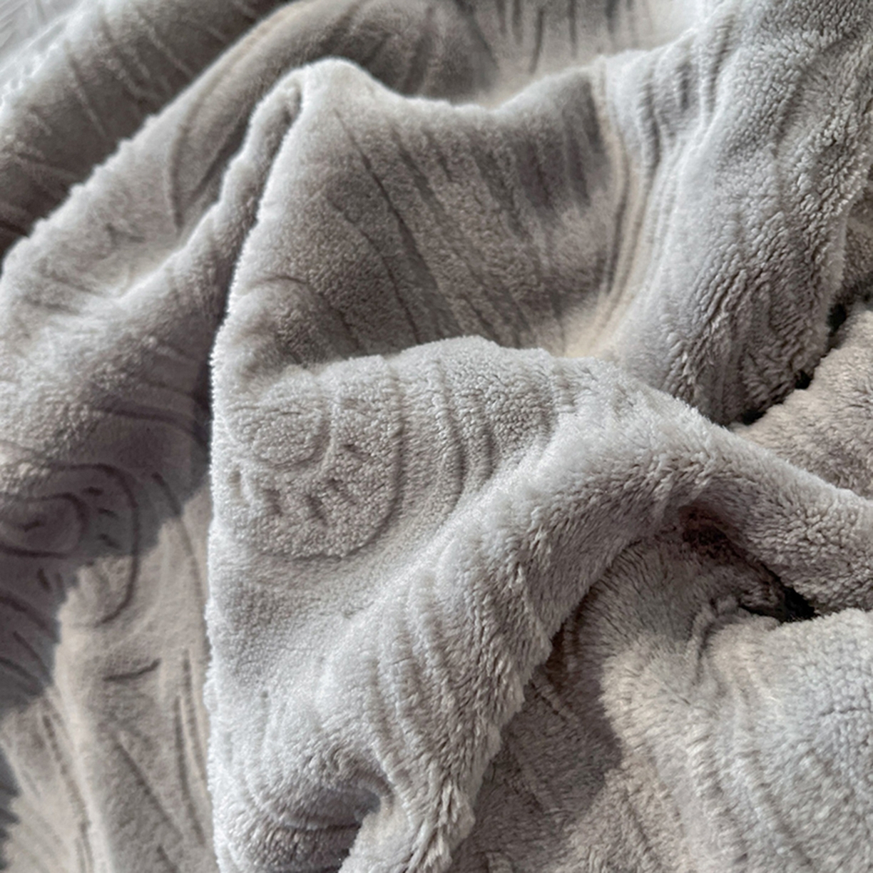 91家纺网 家纺一手货源 找家纺 爱家（原缔乐家纺） 2025新款A类牛奶雕花绒四件套系列 锦羽-高雅灰