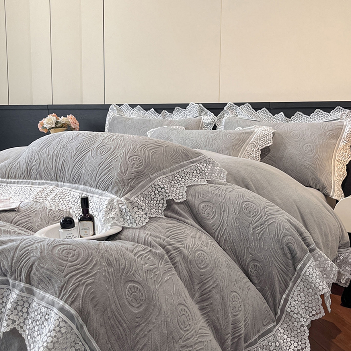 91家纺网 家纺一手货源 找家纺 爱家（原缔乐家纺） 2025新款A类牛奶雕花绒四件套系列 锦羽-高雅灰