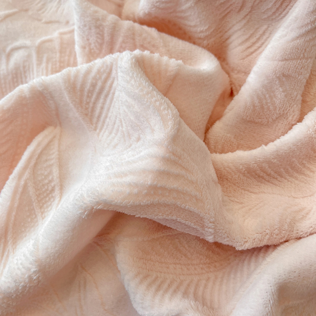 91家纺网 家纺一手货源 找家纺 爱家（原缔乐家纺） 2025新款A类牛奶雕花绒四件套系列 海岛热恋公主粉