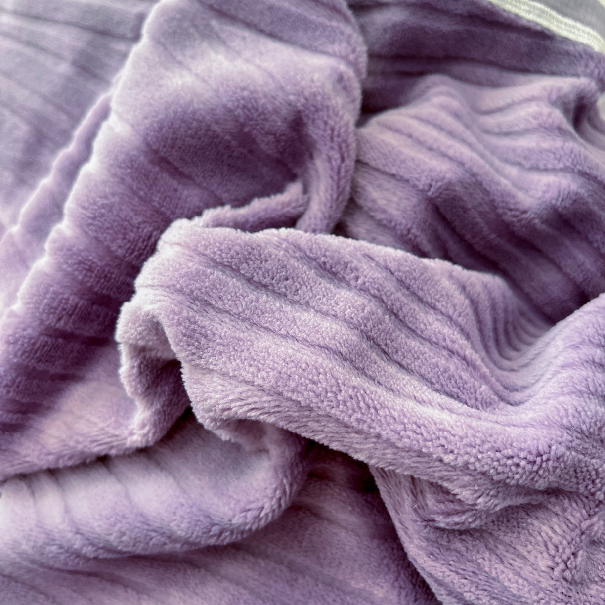 91家纺网 家纺一手货源 找家纺 爱家（原缔乐家纺） 2025新款A类牛奶雕花绒四件套系列 维多利梦幻紫