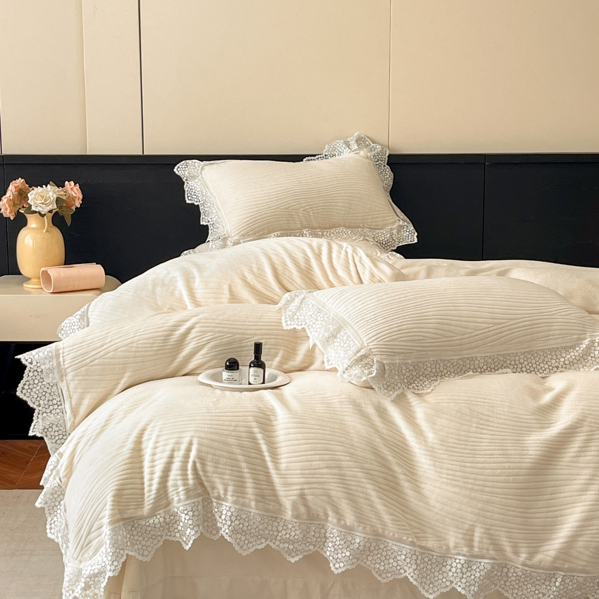 91家纺网 家纺一手货源 找家纺 爱家（原缔乐家纺） 2025新款A类牛奶雕花绒四件套系列 维多利奶昔白