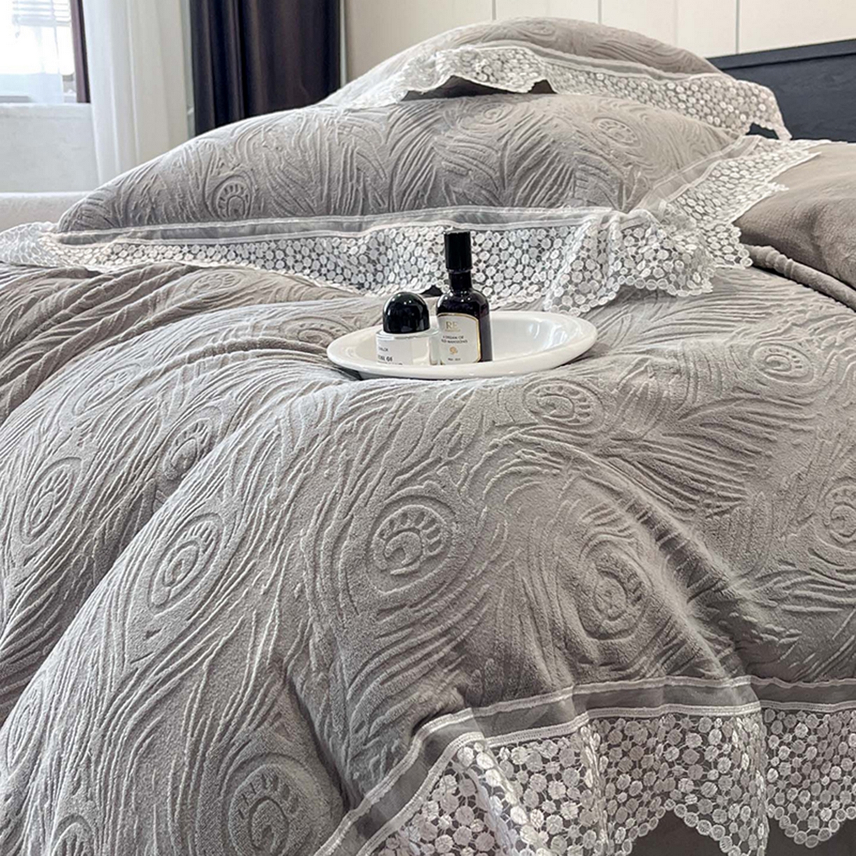 91家纺网 家纺一手货源 找家纺 爱家（原缔乐家纺） 2025新款A类牛奶雕花绒四件套系列 锦羽-高雅灰