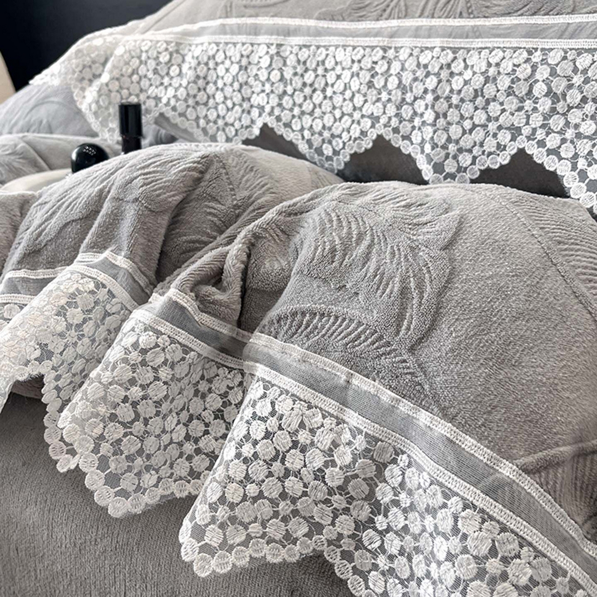 91家纺网 家纺一手货源 找家纺 爱家（原缔乐家纺） 2025新款A类牛奶雕花绒四件套系列 海岛热恋-高雅灰