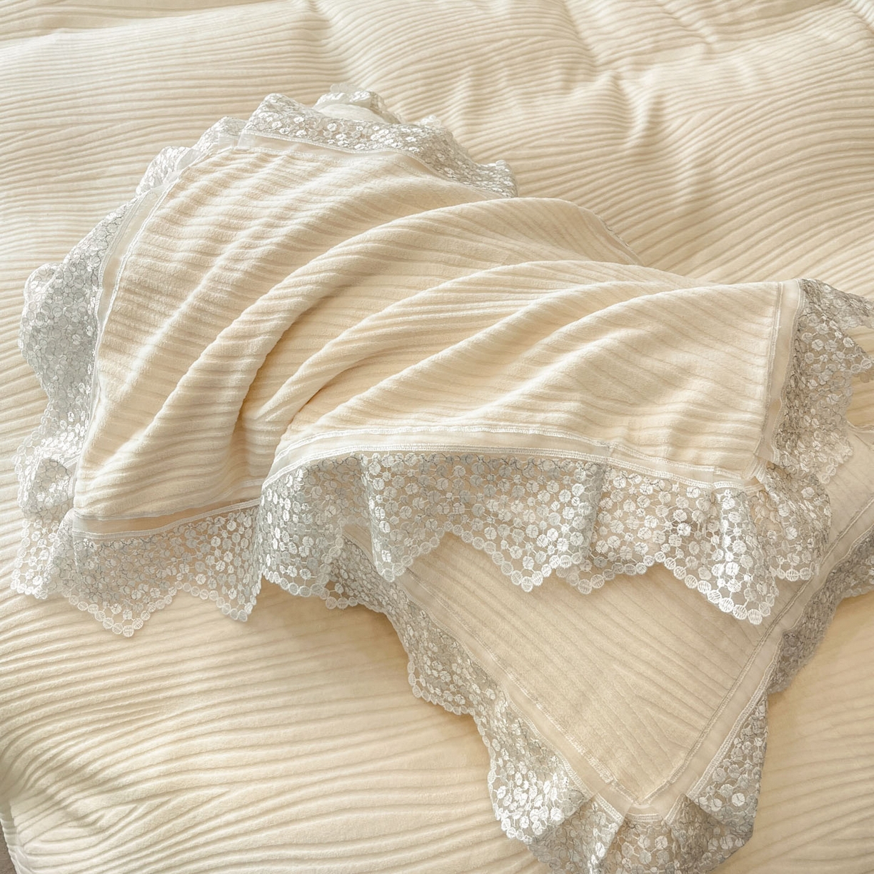 91家纺网 家纺一手货源 找家纺 爱家（原缔乐家纺） 2025新款A类牛奶雕花绒四件套系列 维多利奶昔白