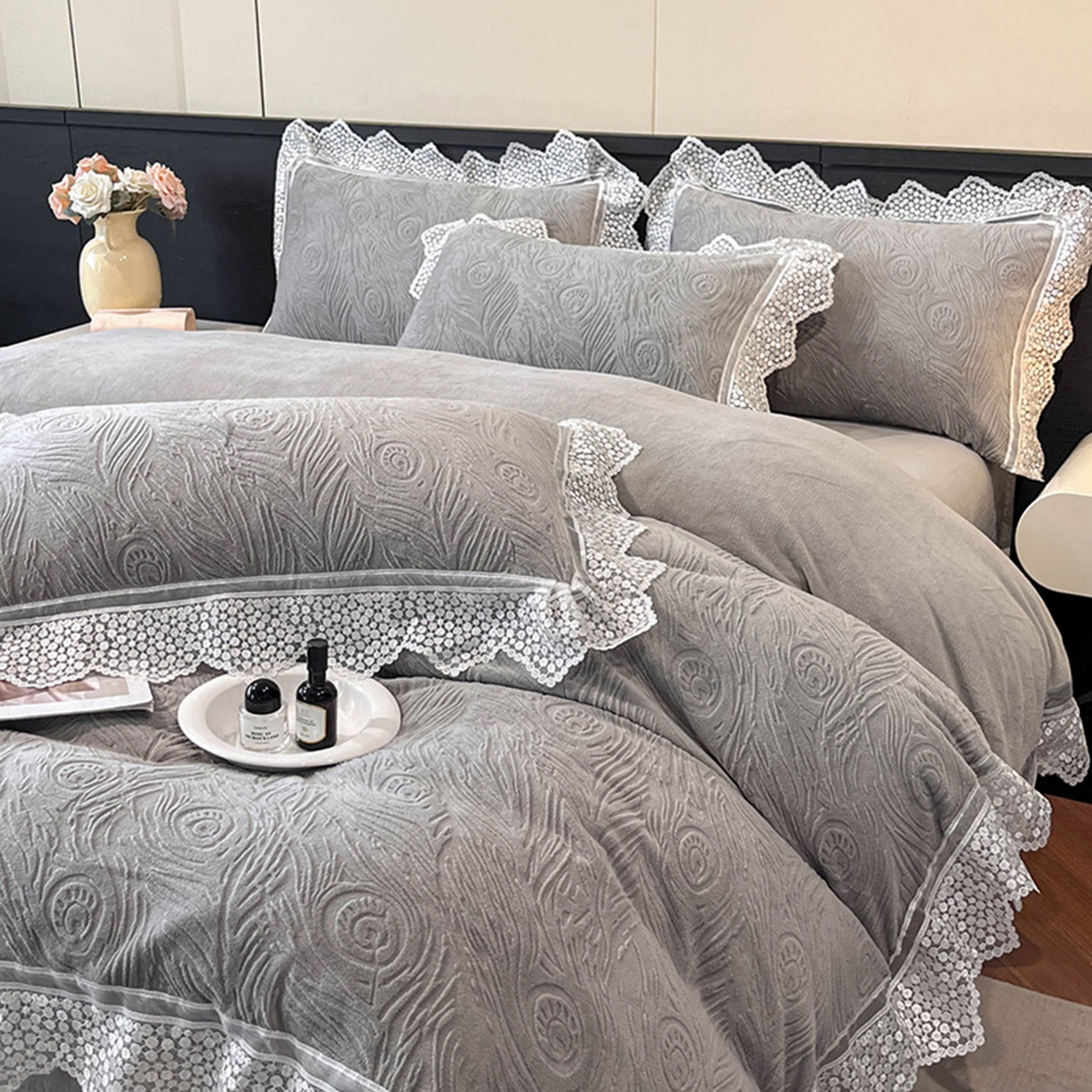 91家纺网 家纺一手货源 找家纺 爱家（原缔乐家纺） 2025新款A类牛奶雕花绒四件套系列 锦羽-高雅灰