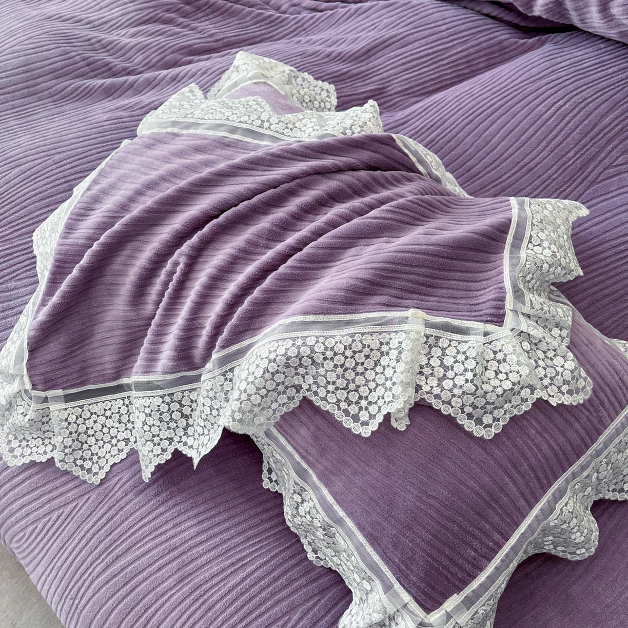 91家纺网 家纺一手货源 找家纺 爱家（原缔乐家纺） 2025新款A类牛奶雕花绒四件套系列 维多利梦幻紫