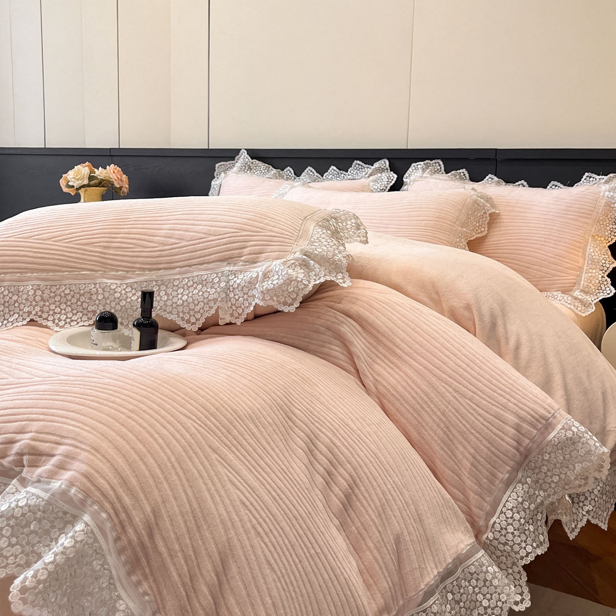 91家纺网 家纺一手货源 找家纺 爱家（原缔乐家纺） 2025新款A类牛奶雕花绒四件套系列 维多利公主粉