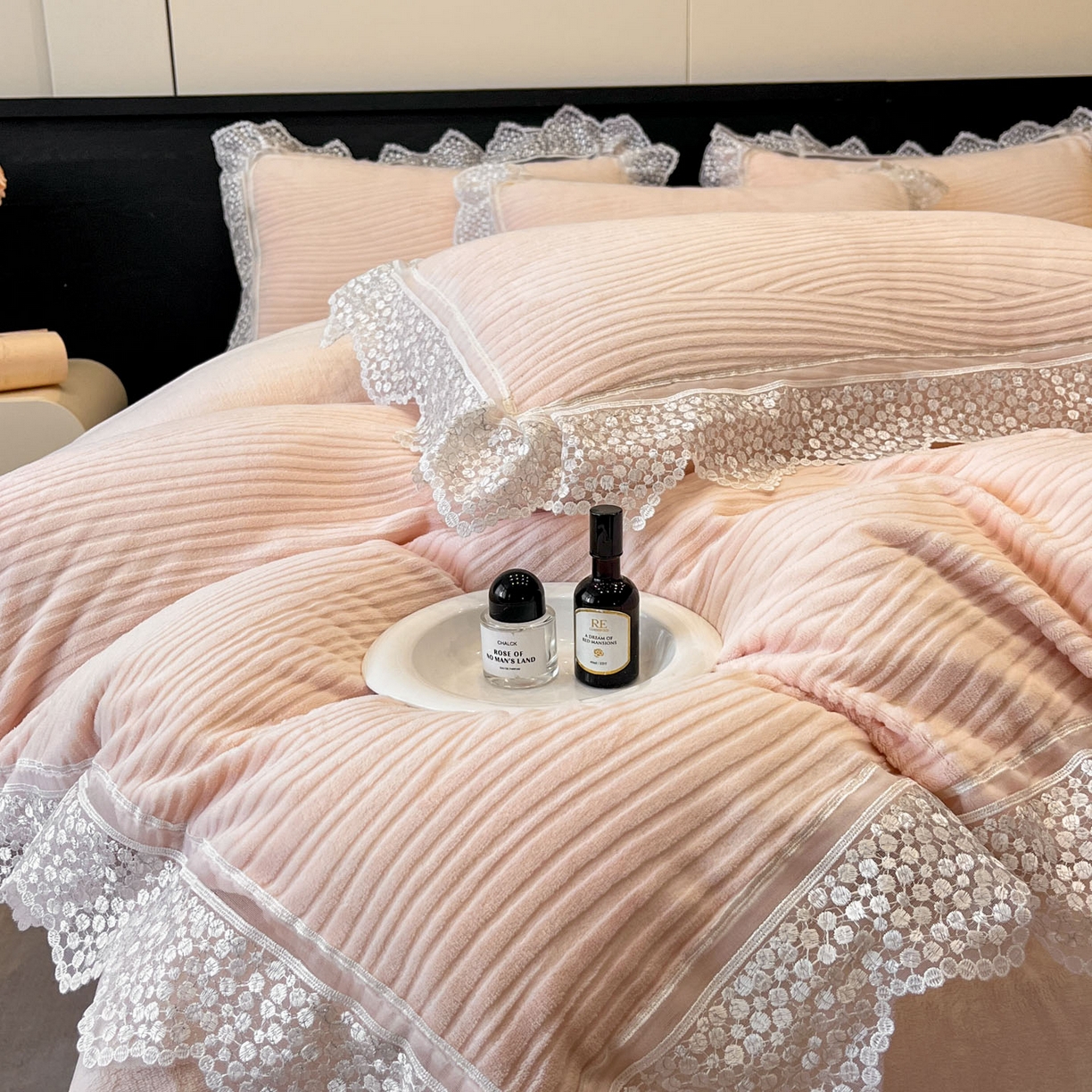 91家纺网 家纺一手货源 找家纺 爱家（原缔乐家纺） 2025新款A类牛奶雕花绒四件套系列 维多利公主粉