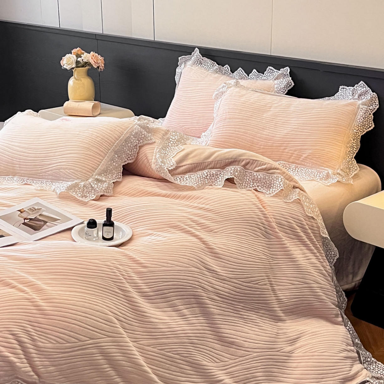 91家纺网 家纺一手货源 找家纺 爱家（原缔乐家纺） 2025新款A类牛奶雕花绒四件套系列 维多利公主粉