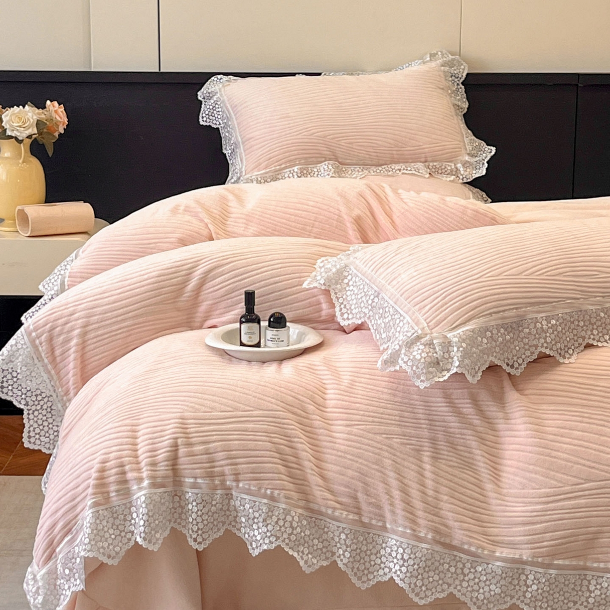 91家纺网 家纺一手货源 找家纺 爱家（原缔乐家纺） 2025新款A类牛奶雕花绒四件套系列 维多利公主粉