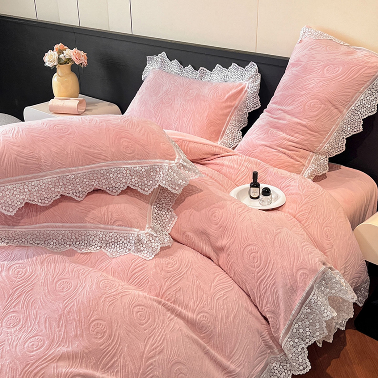 91家纺网 家纺一手货源 找家纺 爱家（原缔乐家纺） 2025新款A类牛奶雕花绒四件套系列 锦羽-香玉粉