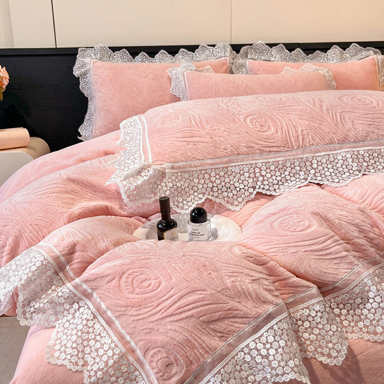 91家纺网 家纺一手货源 找家纺 （总）爱家（原缔乐家纺） 2025新款A类牛奶雕花绒四件套系列（床盖加20）