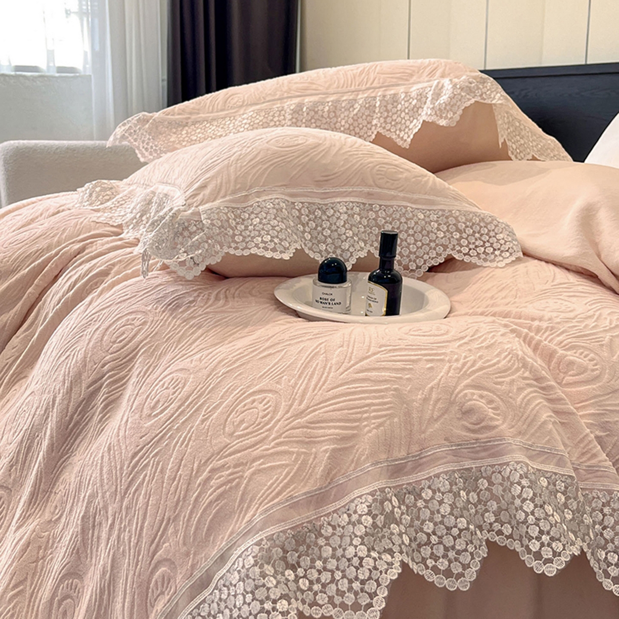 91家纺网 家纺一手货源 找家纺 爱家（原缔乐家纺） 2025新款A类牛奶雕花绒四件套系列 锦羽-公主粉