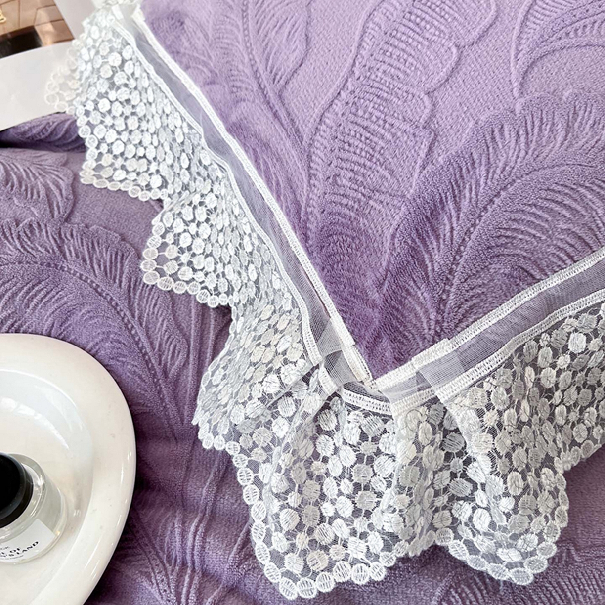 91家纺网 家纺一手货源 找家纺 爱家（原缔乐家纺） 2025新款A类牛奶雕花绒四件套系列 海岛热恋梦幻紫