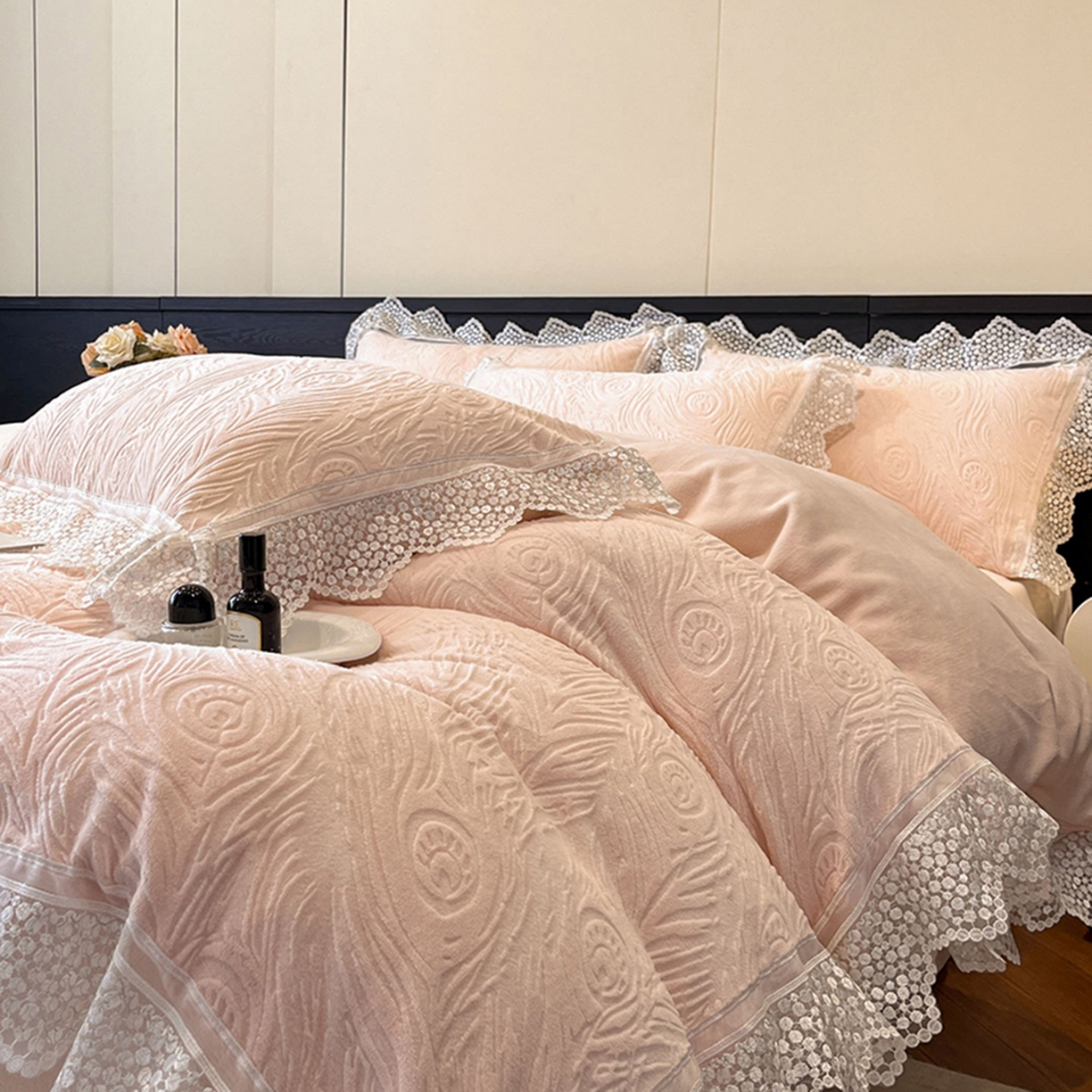 91家纺网 家纺一手货源 找家纺 爱家（原缔乐家纺） 2025新款A类牛奶雕花绒四件套系列 锦羽-公主粉
