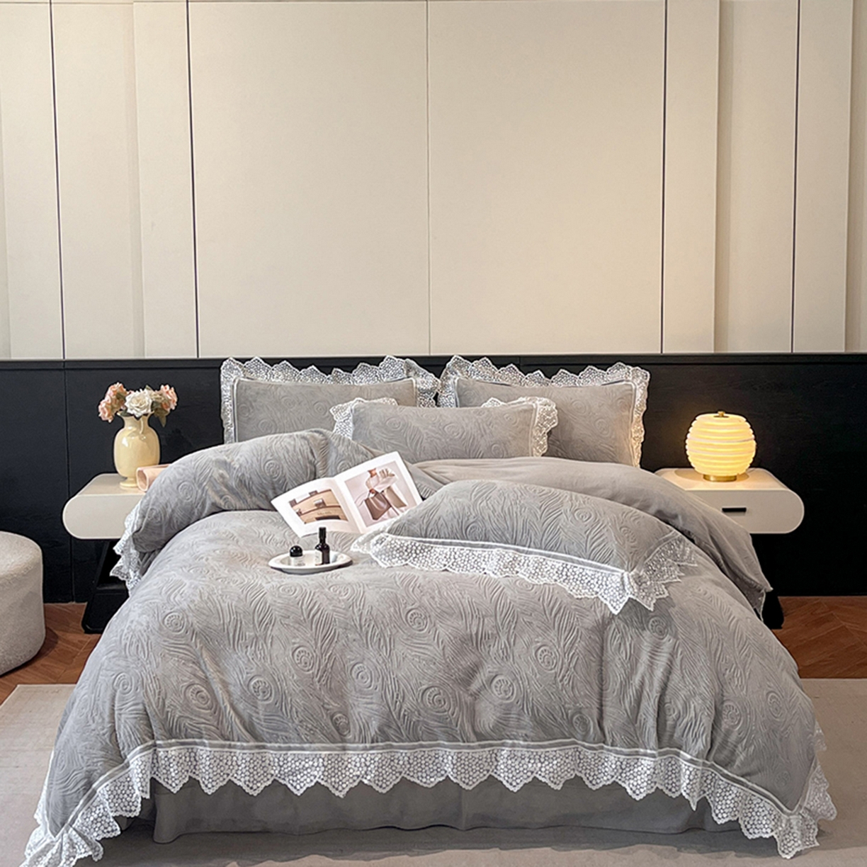 91家纺网 家纺一手货源 找家纺 爱家（原缔乐家纺） 2025新款A类牛奶雕花绒四件套系列 锦羽-高雅灰
