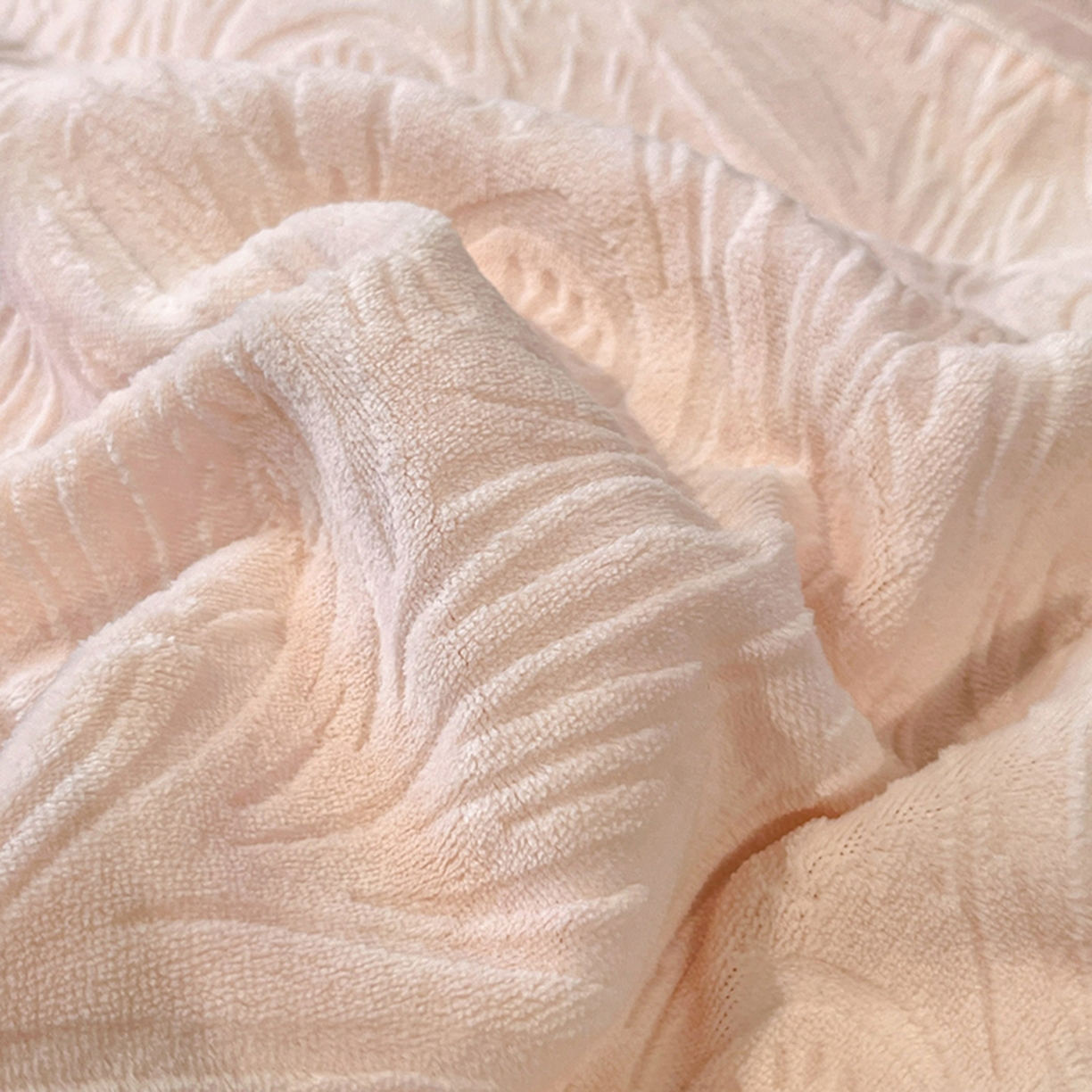 91家纺网 家纺一手货源 找家纺 爱家（原缔乐家纺） 2025新款A类牛奶雕花绒四件套系列 锦羽-公主粉