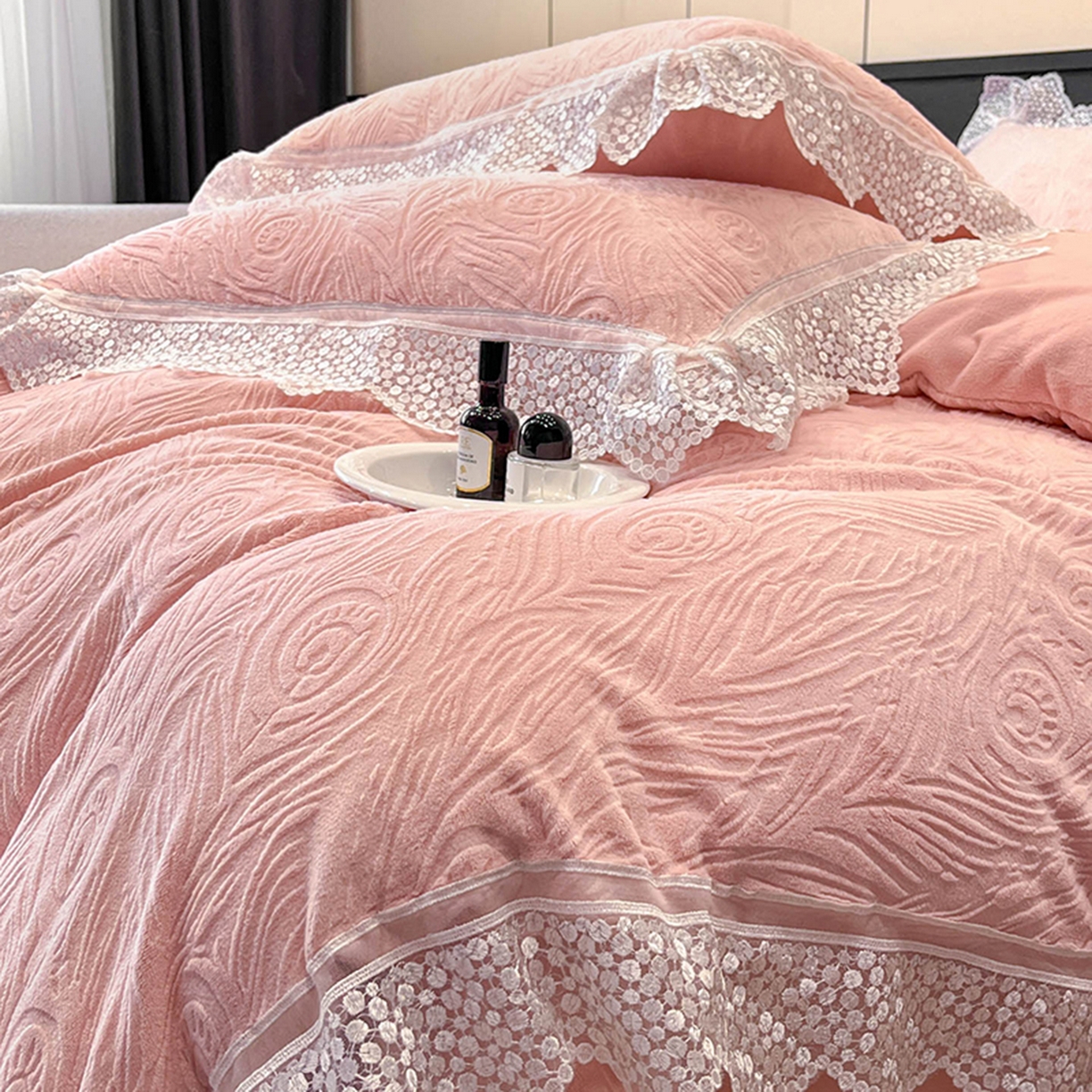 91家纺网 家纺一手货源 找家纺 爱家（原缔乐家纺） 2025新款A类牛奶雕花绒四件套系列 锦羽-香玉粉