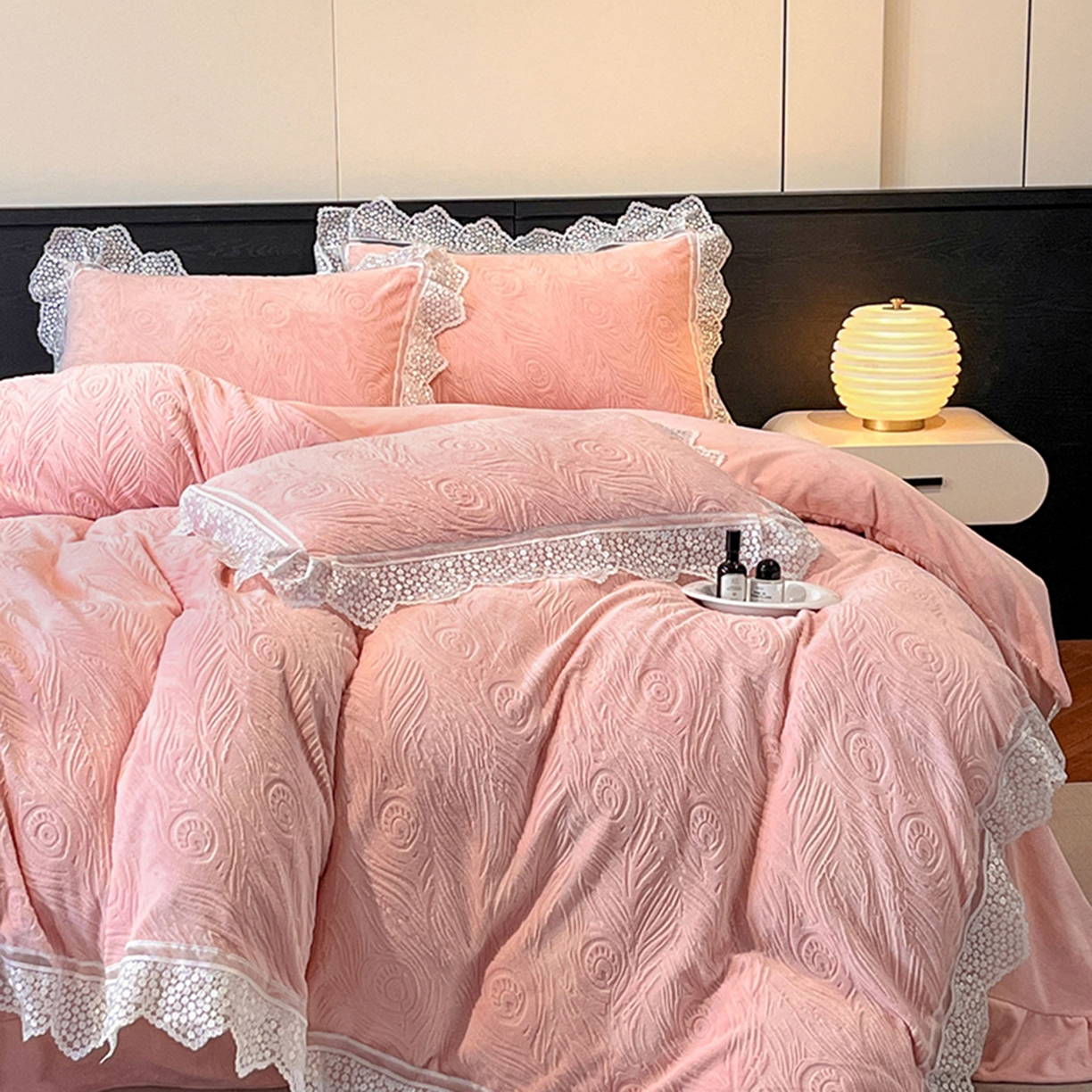 91家纺网 家纺一手货源 找家纺 爱家（原缔乐家纺） 2025新款A类牛奶雕花绒四件套系列 锦羽-香玉粉