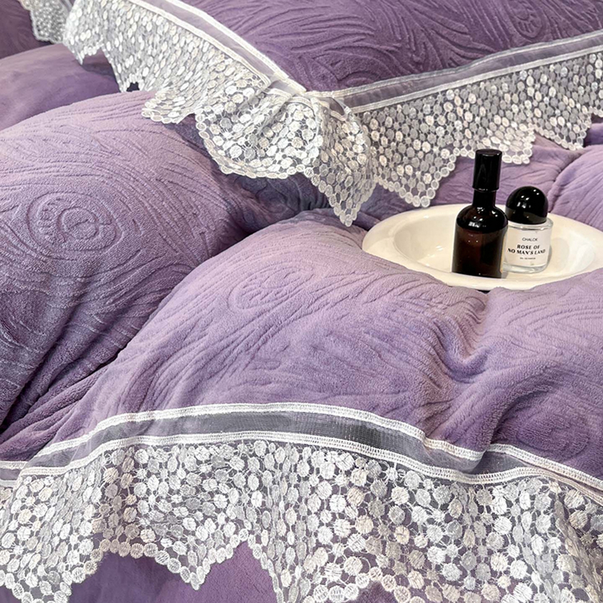 91家纺网 家纺一手货源 找家纺 爱家（原缔乐家纺） 2025新款A类牛奶雕花绒四件套系列 锦羽-梦幻紫