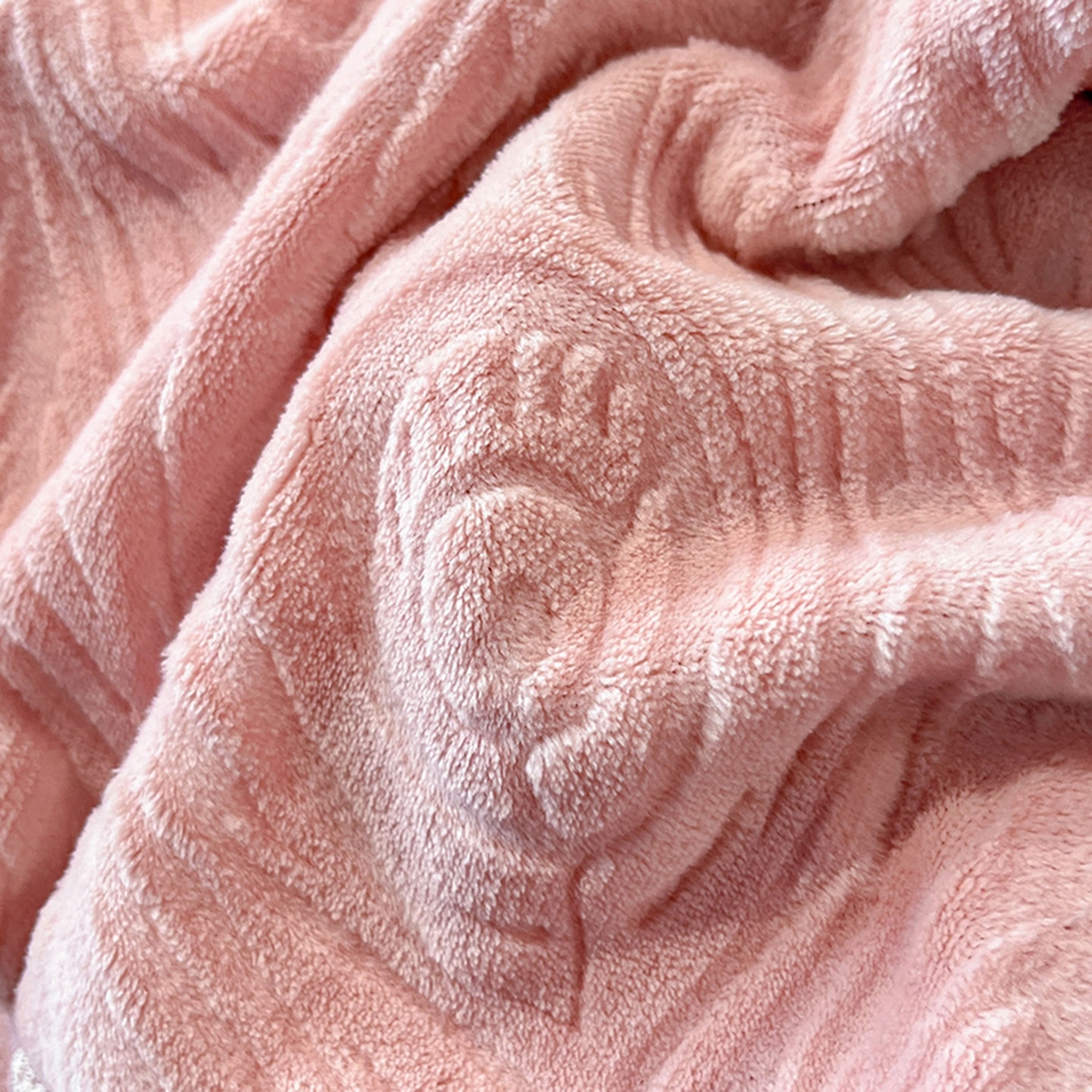 91家纺网 家纺一手货源 找家纺 爱家（原缔乐家纺） 2025新款A类牛奶雕花绒四件套系列 锦羽-香玉粉