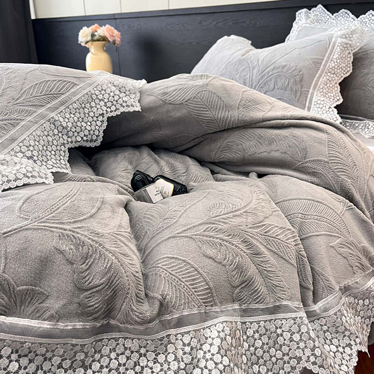 91家纺网 家纺一手货源 找家纺 爱家（原缔乐家纺） 2025新款A类牛奶雕花绒四件套系列 海岛热恋-高雅灰