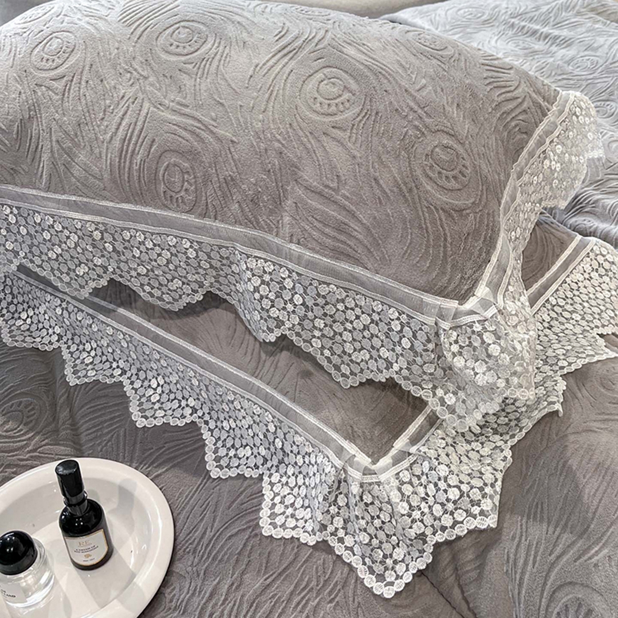 91家纺网 家纺一手货源 找家纺 爱家（原缔乐家纺） 2025新款A类牛奶雕花绒四件套系列 锦羽-高雅灰