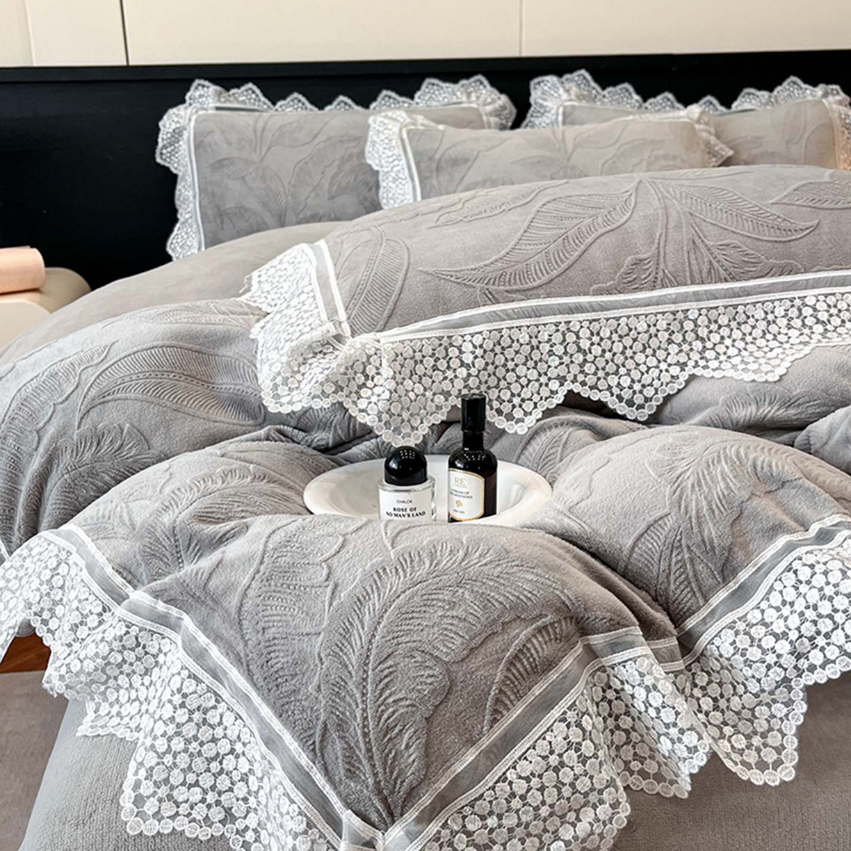 91家纺网 家纺一手货源 找家纺 爱家（原缔乐家纺） 2025新款A类牛奶雕花绒四件套系列 海岛热恋-高雅灰
