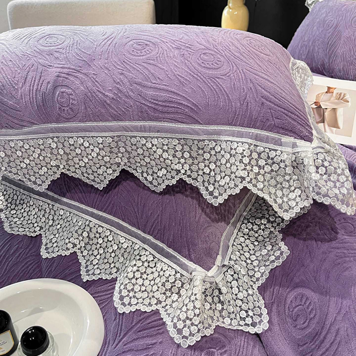 91家纺网 家纺一手货源 找家纺 爱家（原缔乐家纺） 2025新款A类牛奶雕花绒四件套系列 锦羽-梦幻紫