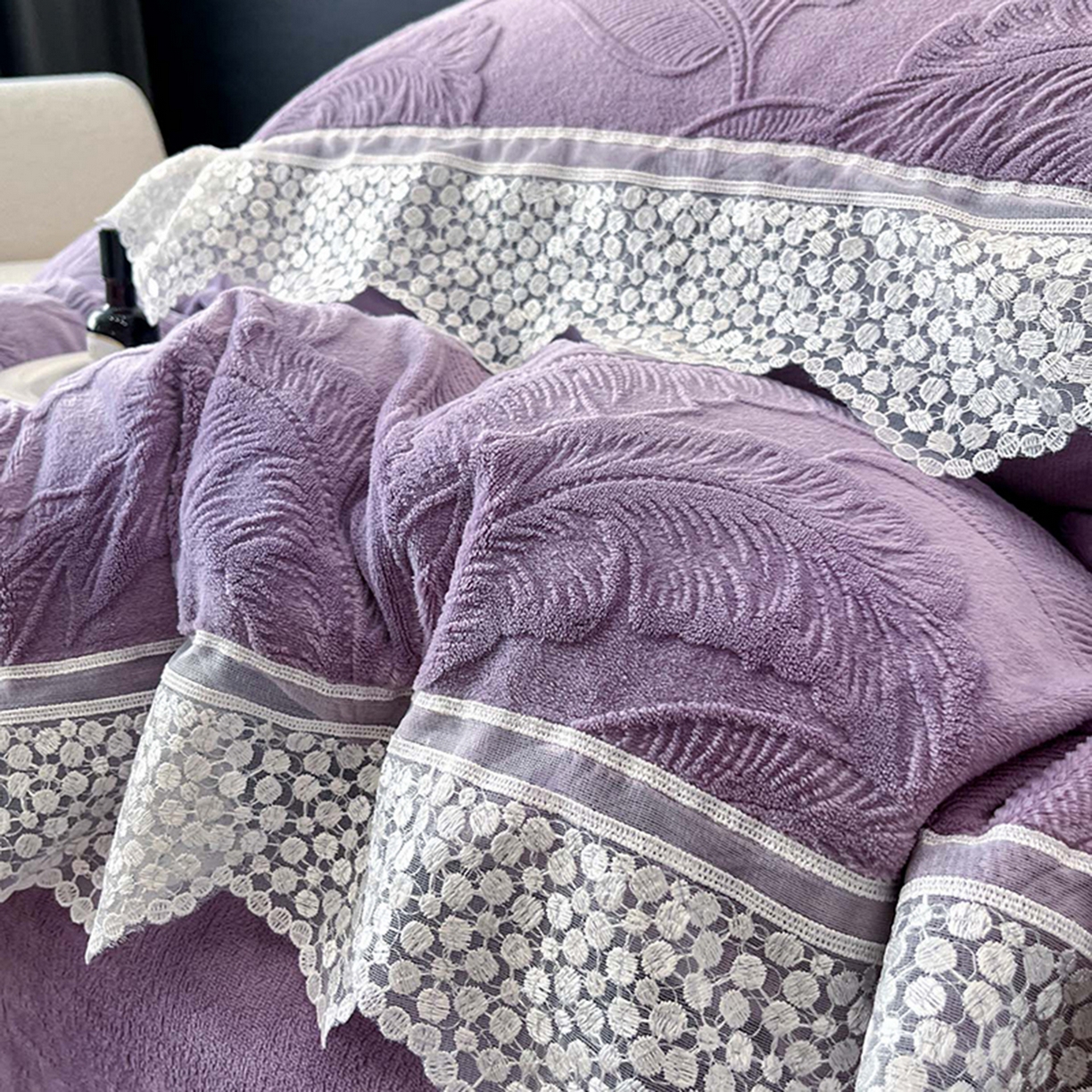 91家纺网 家纺一手货源 找家纺 爱家（原缔乐家纺） 2025新款A类牛奶雕花绒四件套系列 海岛热恋梦幻紫
