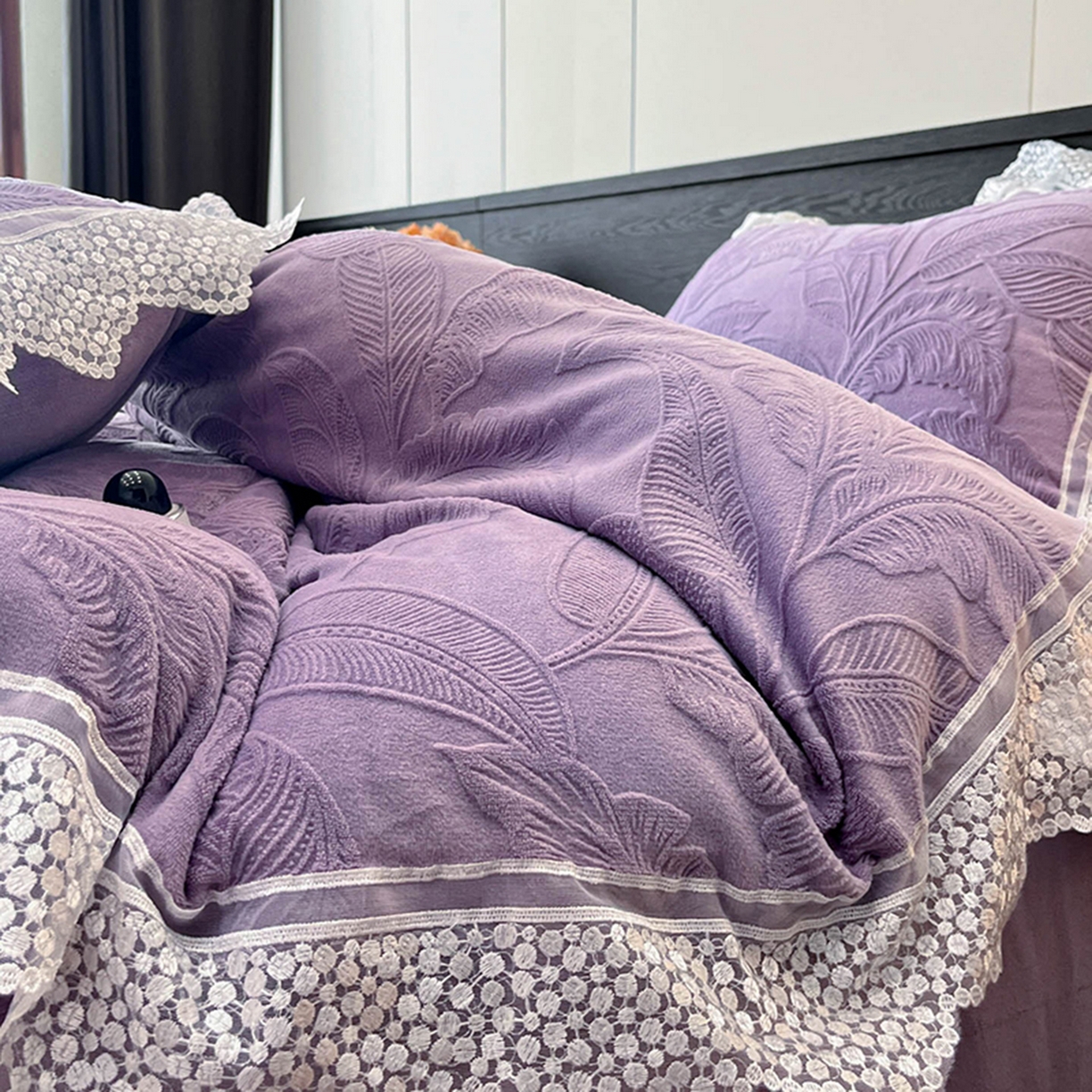91家纺网 家纺一手货源 找家纺 爱家（原缔乐家纺） 2025新款A类牛奶雕花绒四件套系列 海岛热恋梦幻紫