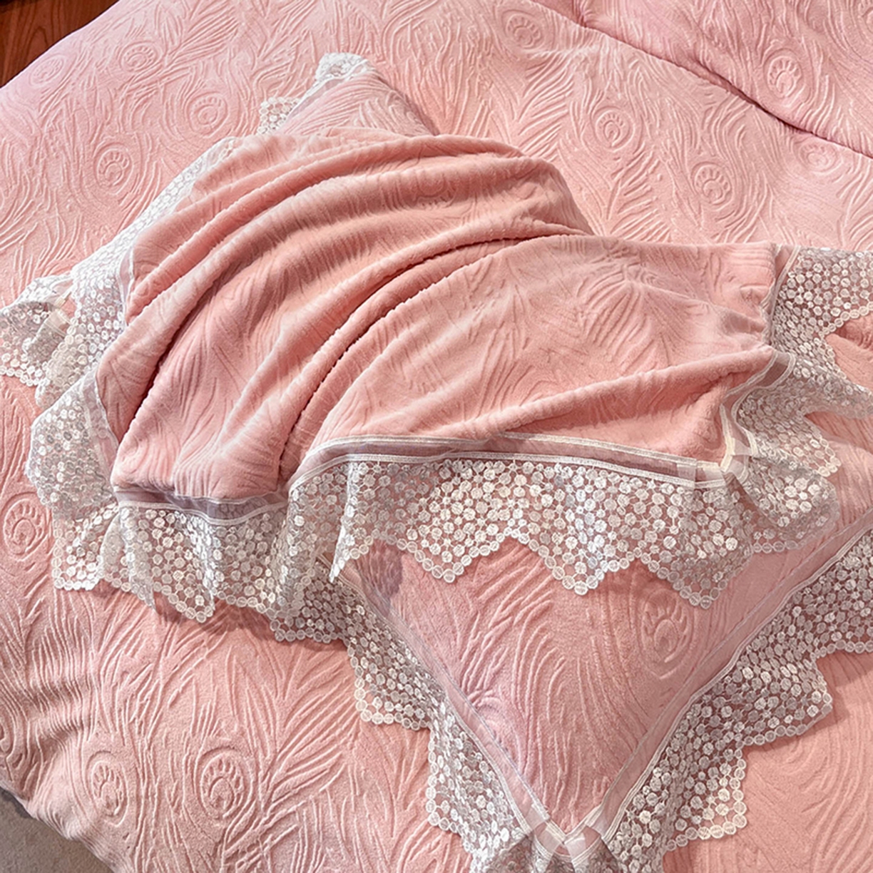 91家纺网 家纺一手货源 找家纺 爱家（原缔乐家纺） 2025新款A类牛奶雕花绒四件套系列 锦羽-香玉粉