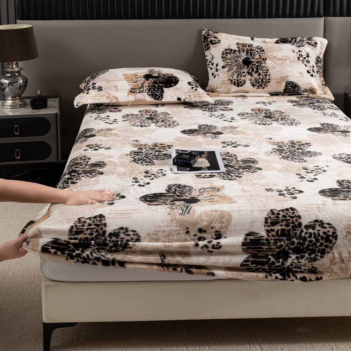 91家纺网 家纺一手货源 找家纺 锦罗绣 2025新款全消光兔绒300克牛奶绒床笠 满园金色