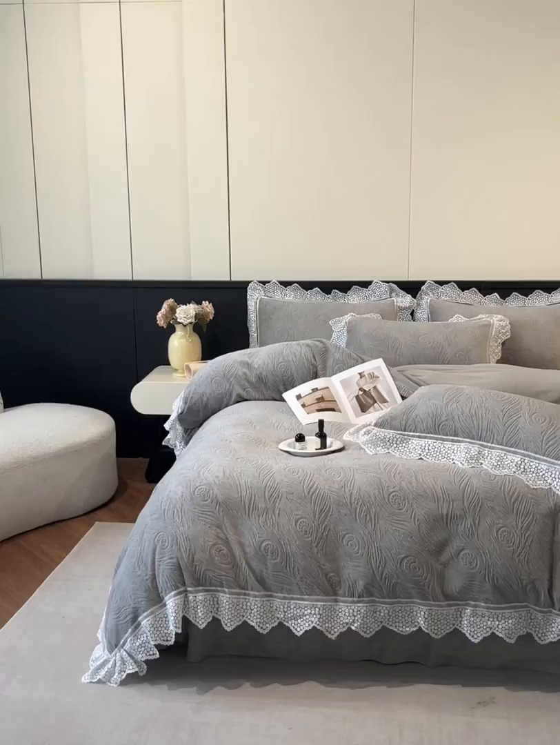 91家纺网 家纺一手货源 找家纺 爱家（原缔乐家纺） 2025新款A类牛奶雕花绒四件套系列 锦羽-高雅灰
