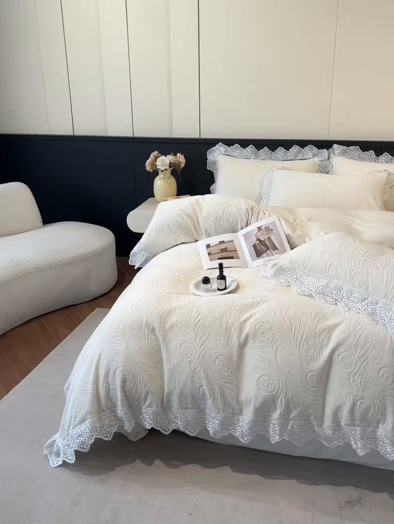 91家纺网 家纺一手货源 找家纺 爱家（原缔乐家纺） 2025新款A类牛奶雕花绒四件套系列 锦羽-奶昔白
