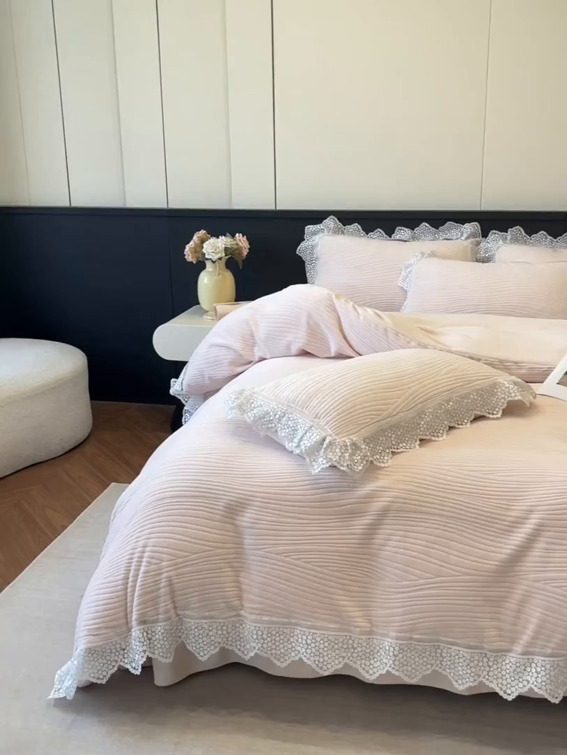 91家纺网 家纺一手货源 找家纺 爱家（原缔乐家纺） 2025新款A类牛奶雕花绒四件套系列 维多利公主粉