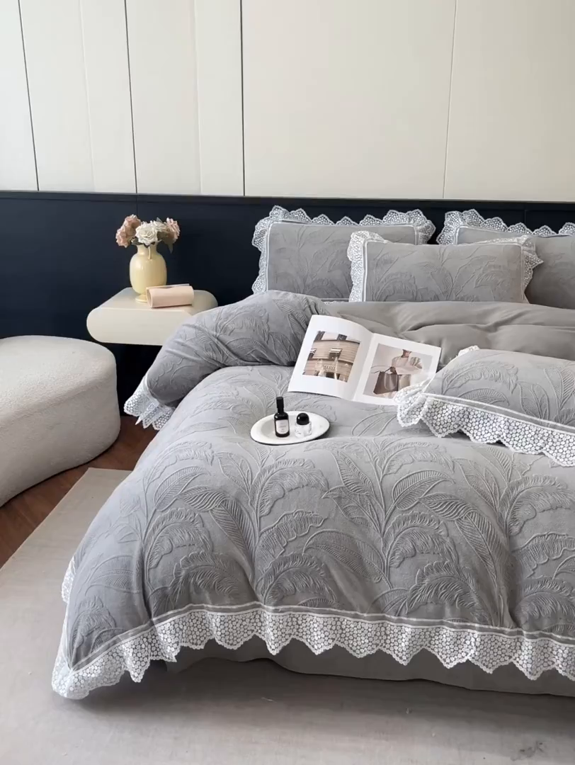91家纺网 家纺一手货源 找家纺 爱家（原缔乐家纺） 2025新款A类牛奶雕花绒四件套系列 海岛热恋-高雅灰