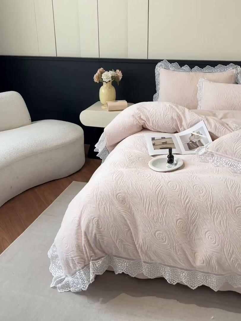 91家纺网 家纺一手货源 找家纺 爱家（原缔乐家纺） 2025新款A类牛奶雕花绒四件套系列 锦羽-公主粉