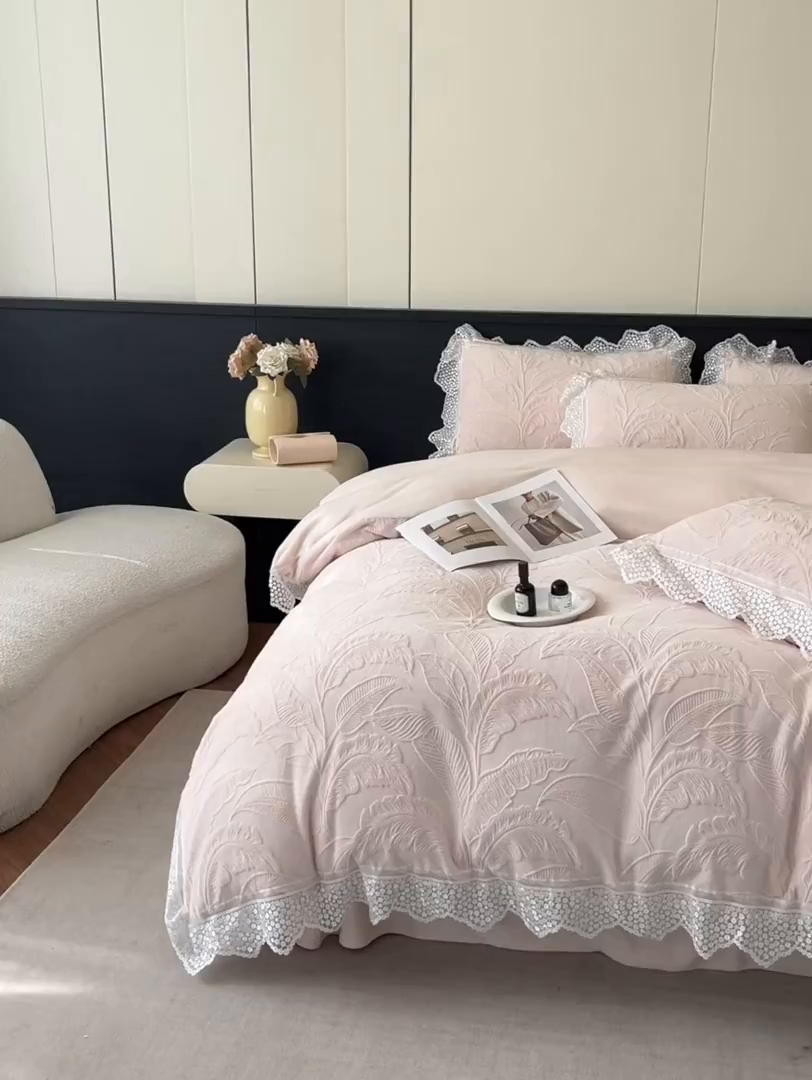 91家纺网 家纺一手货源 找家纺 （总）爱家（原缔乐家纺） 2025新款A类牛奶雕花绒四件套系列（床盖加20）