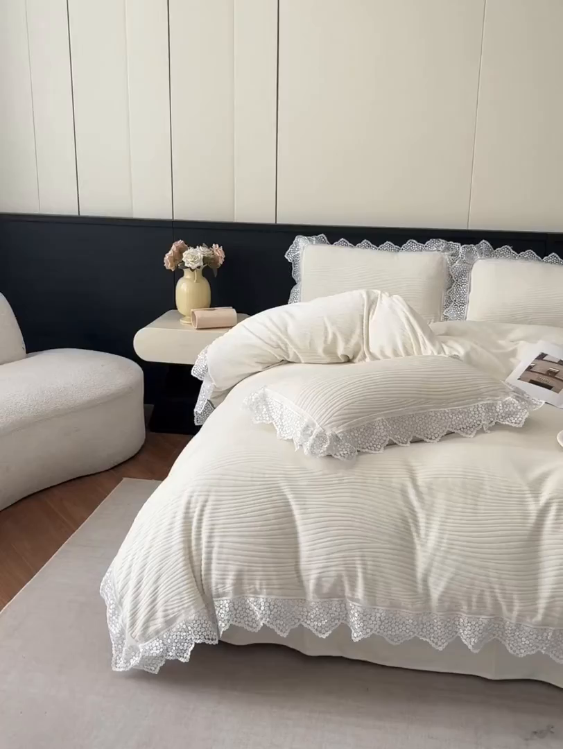 91家纺网 家纺一手货源 找家纺 爱家（原缔乐家纺） 2025新款A类牛奶雕花绒四件套系列 维多利奶昔白