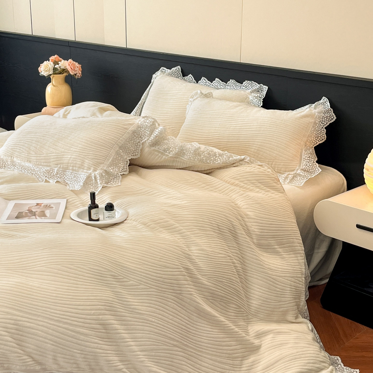 91家纺网 家纺一手货源 找家纺 爱家（原缔乐家纺） 2025新款A类牛奶雕花绒四件套系列 维多利奶昔白