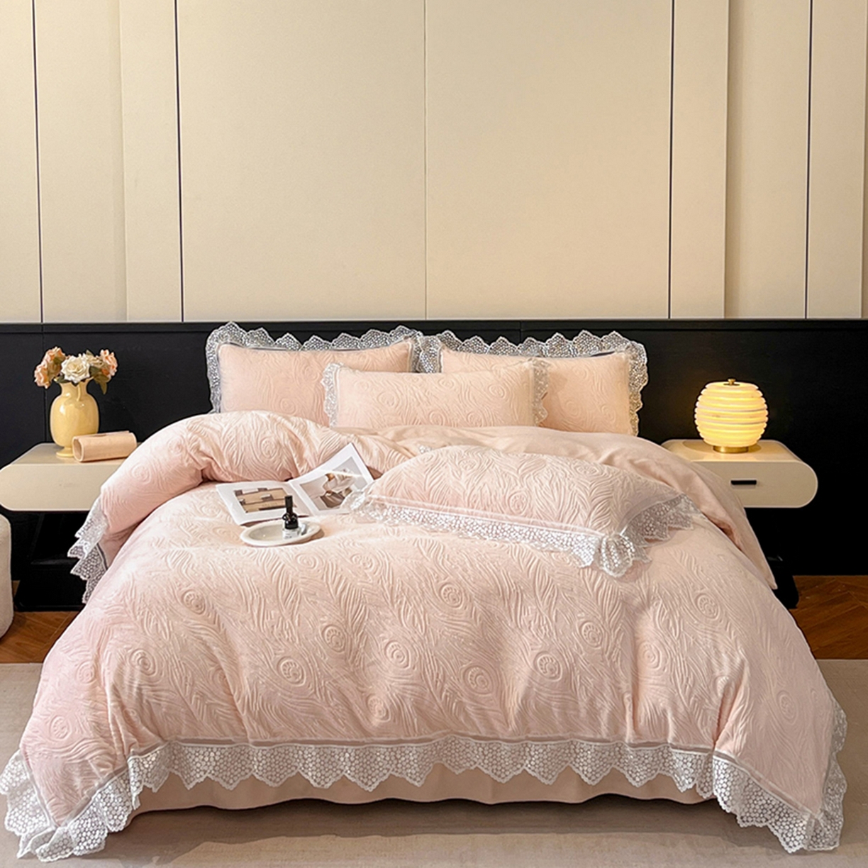 91家纺网 家纺一手货源 找家纺 爱家（原缔乐家纺） 2025新款A类牛奶雕花绒四件套系列 锦羽-公主粉