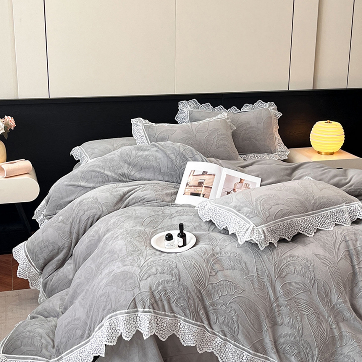 91家纺网 家纺一手货源 找家纺 爱家（原缔乐家纺） 2025新款A类牛奶雕花绒四件套系列 海岛热恋-高雅灰