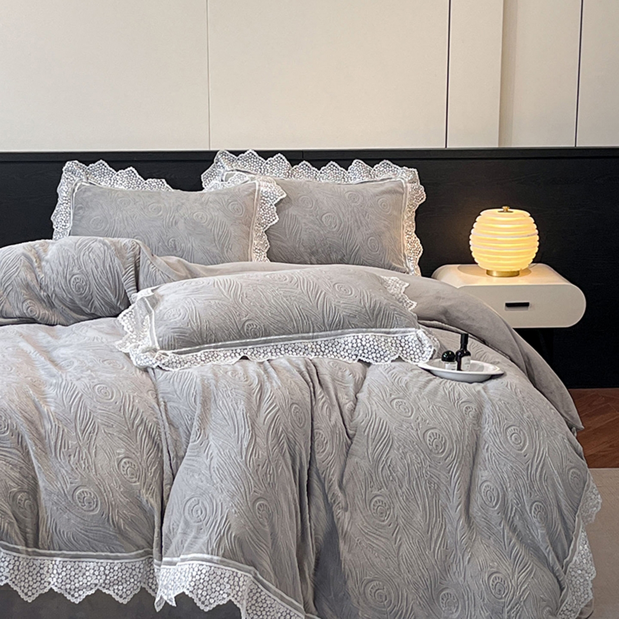 91家纺网 家纺一手货源 找家纺 爱家（原缔乐家纺） 2025新款A类牛奶雕花绒四件套系列 锦羽-高雅灰