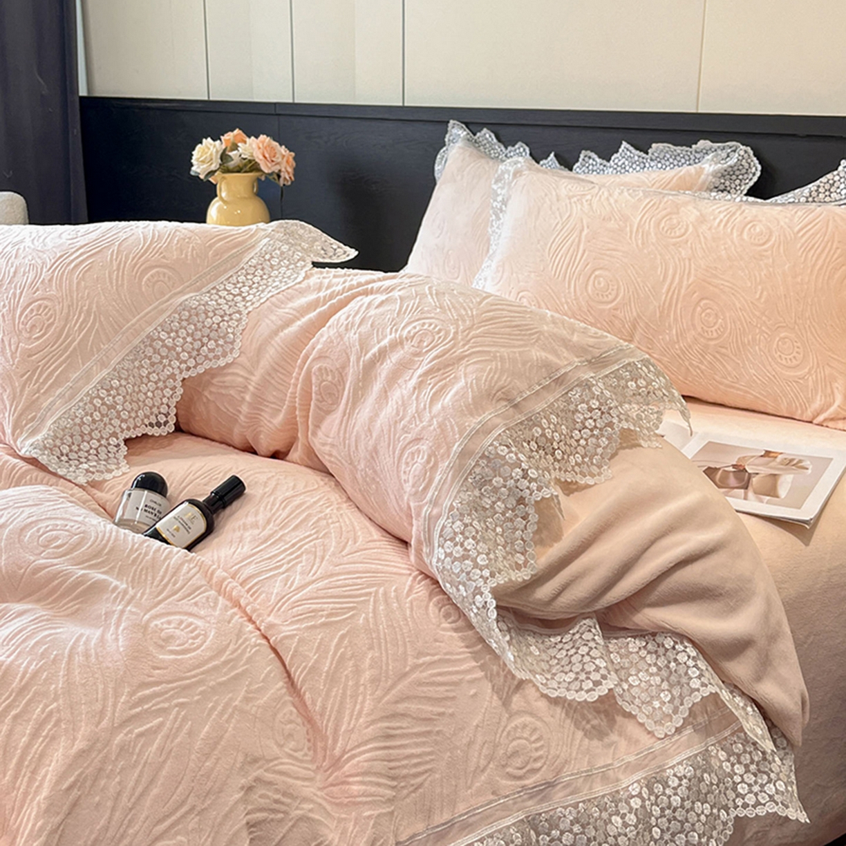 91家纺网 家纺一手货源 找家纺 爱家（原缔乐家纺） 2025新款A类牛奶雕花绒四件套系列 锦羽-公主粉