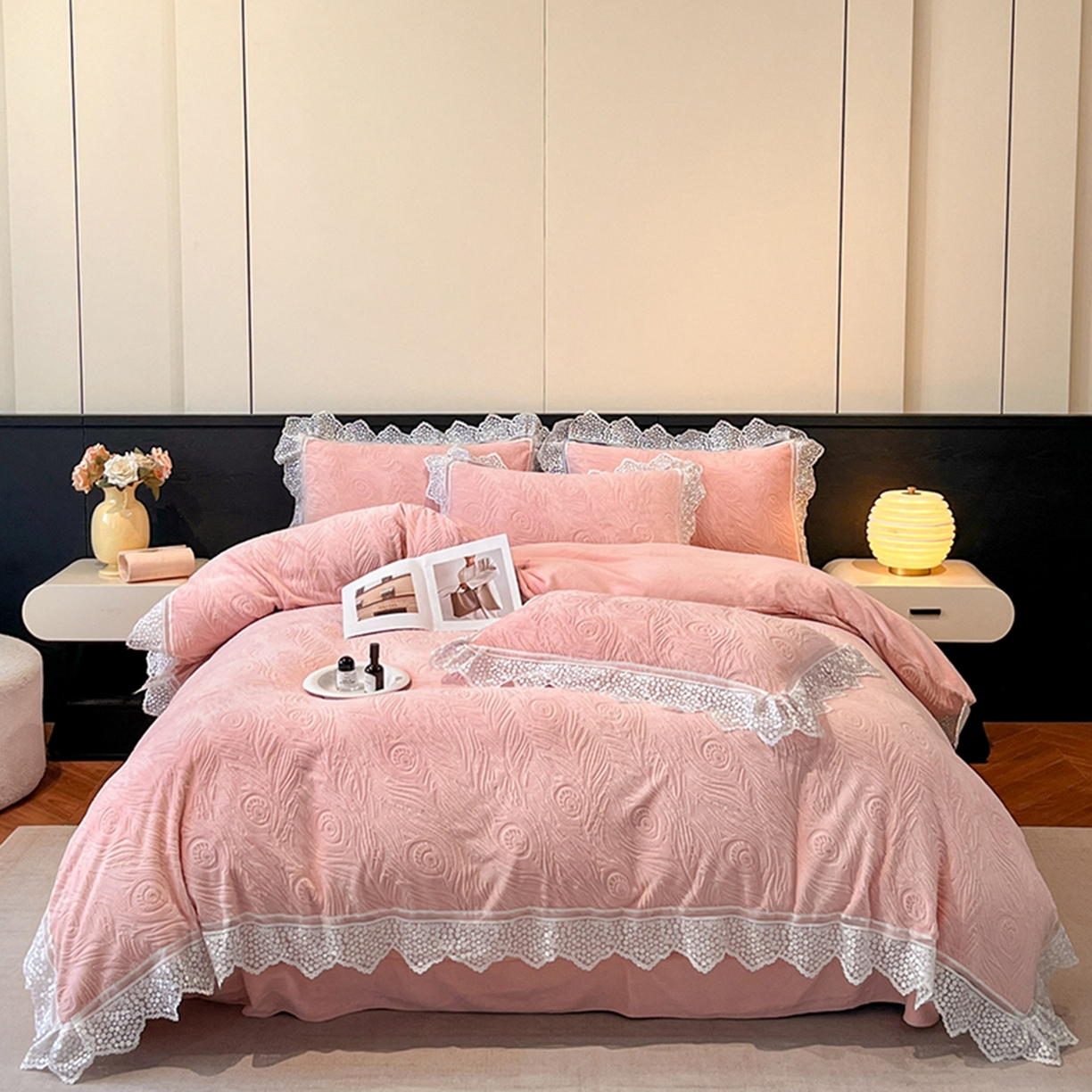 91家纺网 家纺一手货源 找家纺 爱家（原缔乐家纺） 2025新款A类牛奶雕花绒四件套系列 锦羽-香玉粉