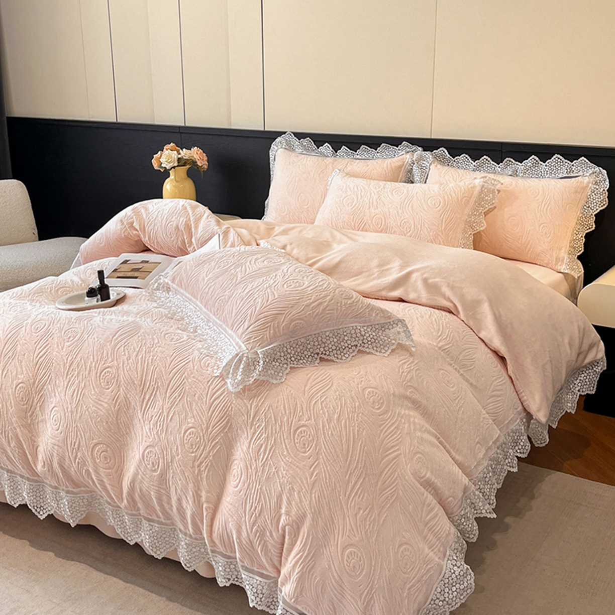 91家纺网 家纺一手货源 找家纺 爱家（原缔乐家纺） 2025新款A类牛奶雕花绒四件套系列 锦羽-公主粉